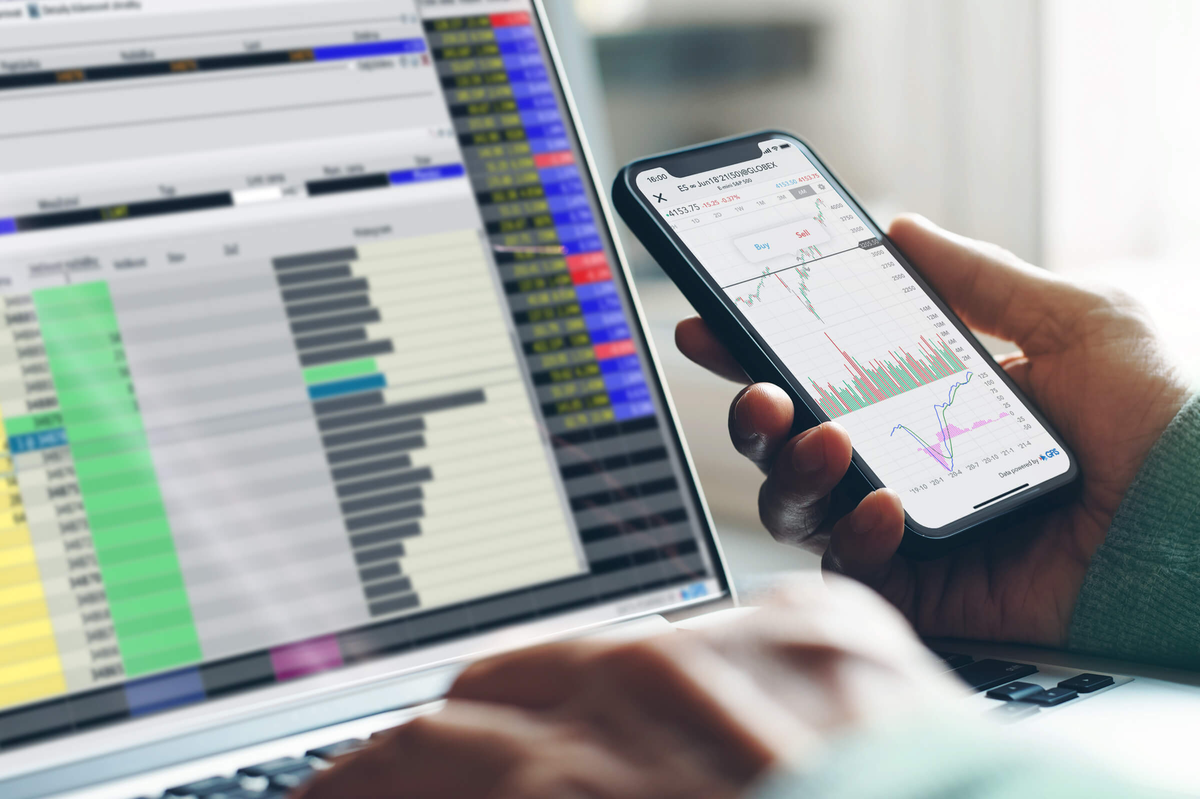 Obchodujte futures prostřednictvím online brokera LYNX Investor a klient online brokera LYNX obchodující futures na laptopu i mobilním telefonu