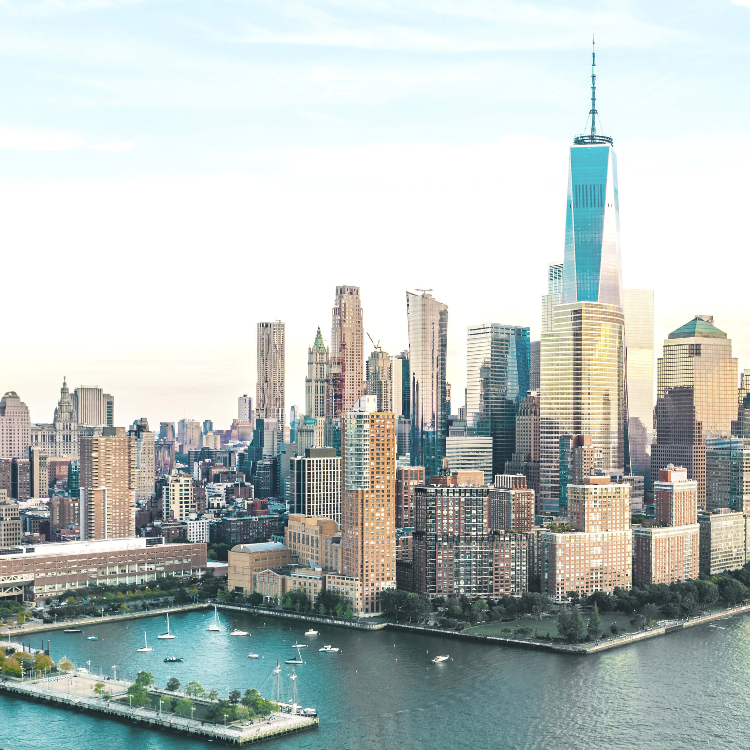 Pohled na Freedom Tower na Manhattanu, kde se nachází i Wall Street