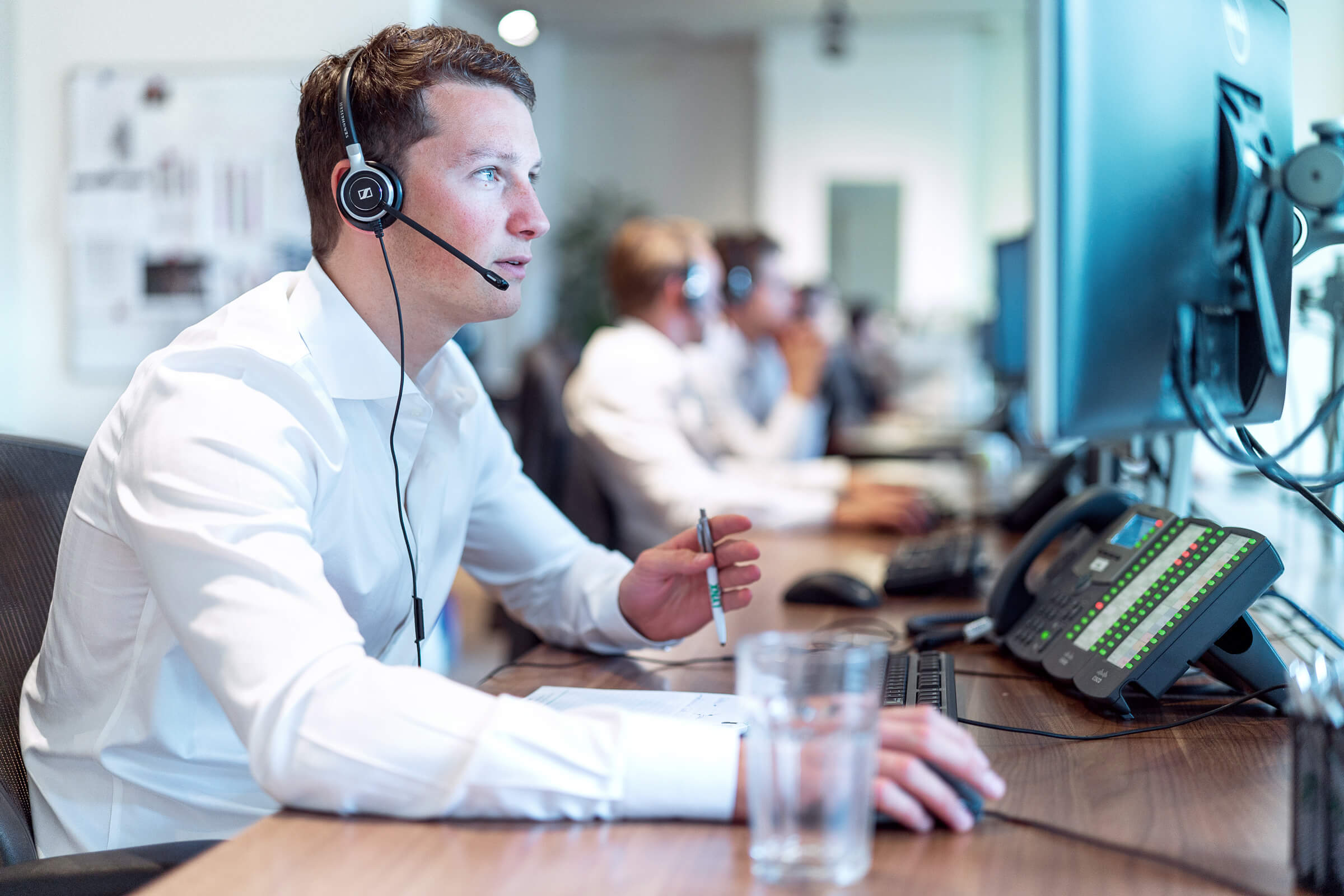 Využijte kvalitního klientského servisu online brokera LYNX Vyškolený zaměstnanec online brokera LYNX radící klientovi s nastavením obchodní platformy
