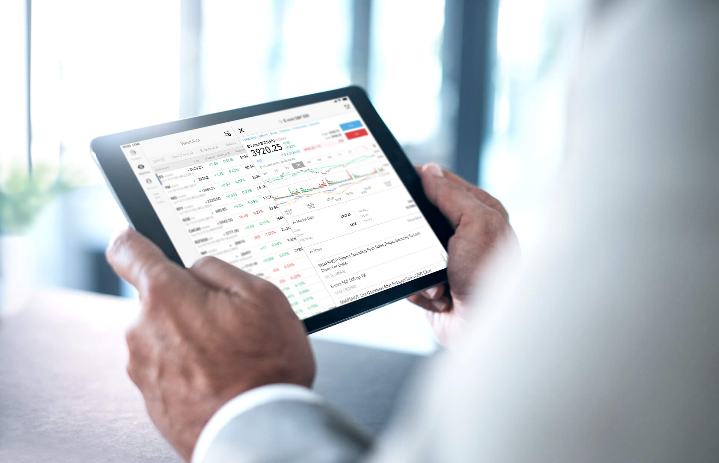 Investor obchodující akcie na krátko (short selling) v iPad aplikaci LYNX Trading