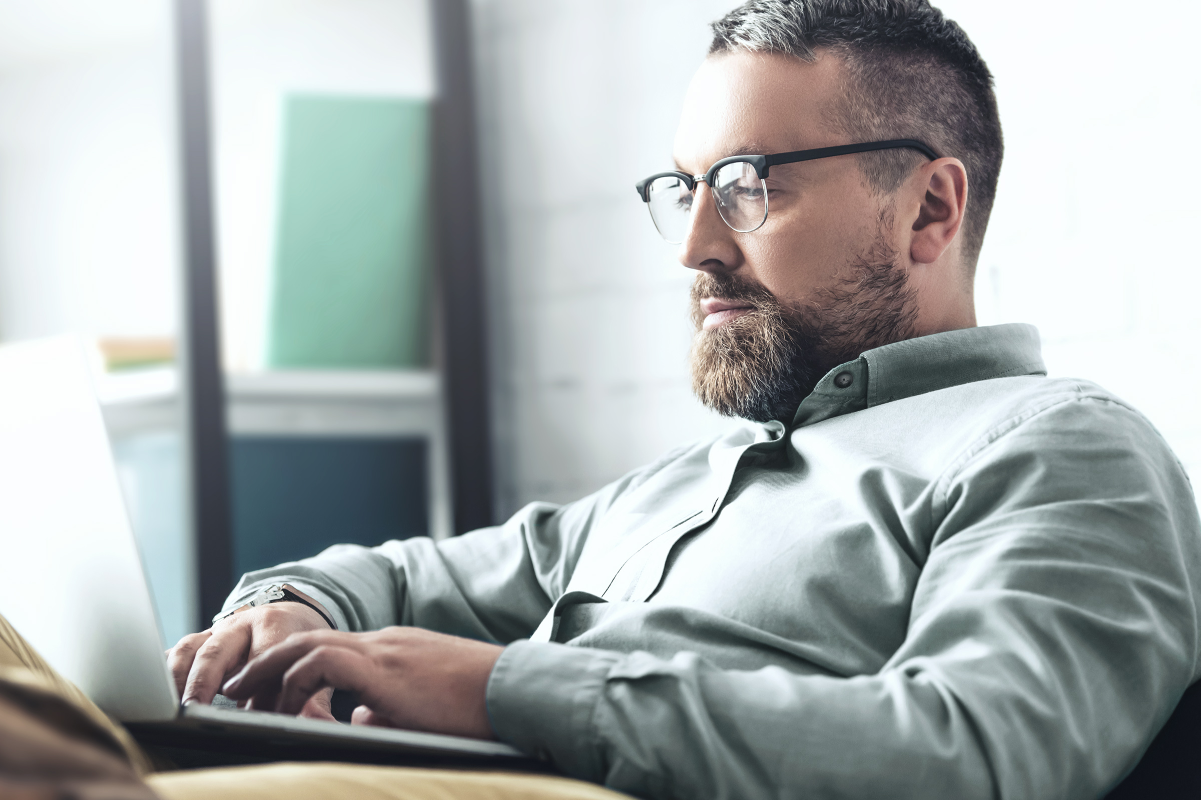 Investor a klient LYNX sledující vývoj na burze