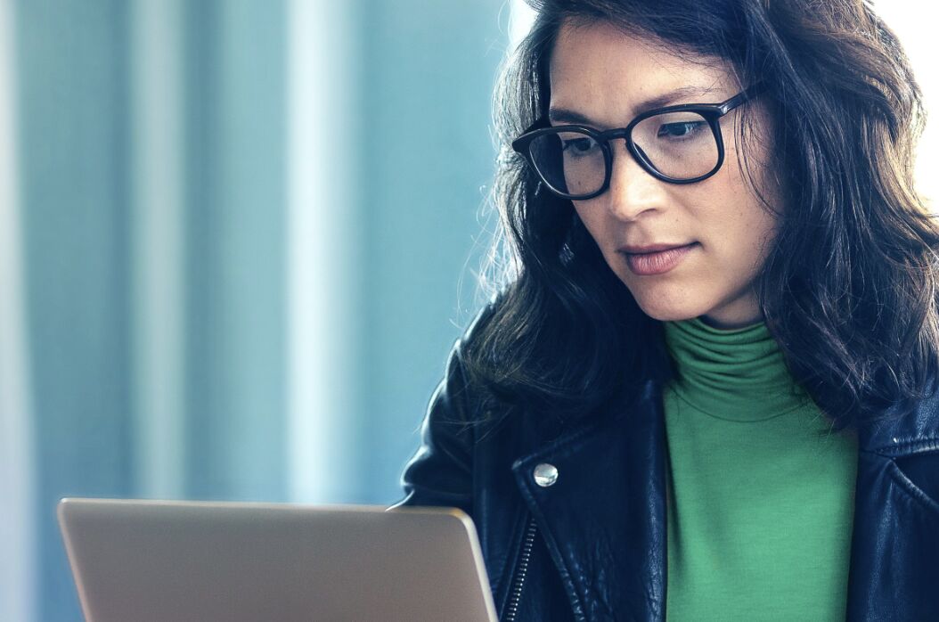 Investorka kontrolující vývoj svého portfolia na platformě LYNX+